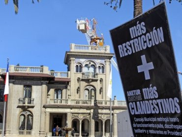 Comerciantes protestan frente a la Municipalidad de Providencia