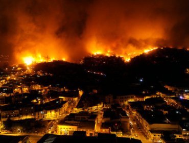 Contraloría responsabilizó a municipio de Valparaíso tras mega incendio ocurrido en Abril