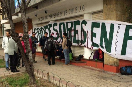 Paro docente: Manifestantes se toman sede central del Colegio de Profesores en jornada clave con el gobierno