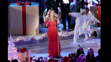 Video: Revisa la cuestionada actuación de Mariah Carey en el encendido de las luces navideñas en N.Y.