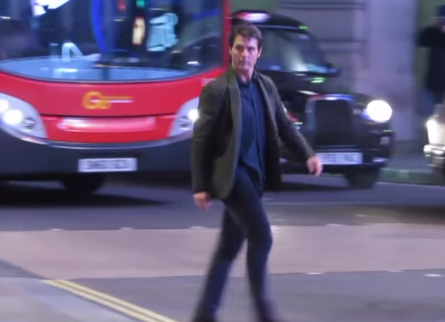 Captan momento en que Tom Cruise casi es impactado por un microbús