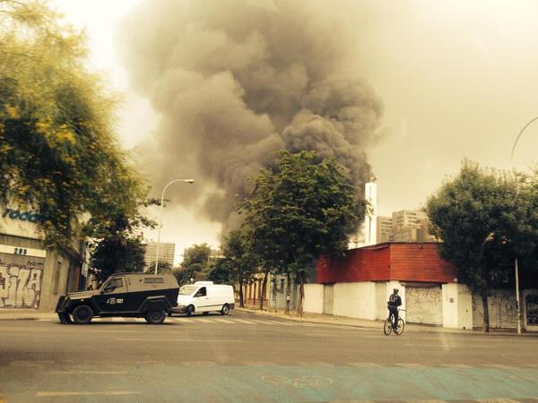 Violento incendio se registró entre Porvenir y Fray Camilo Henríquez, en Santiago Centro