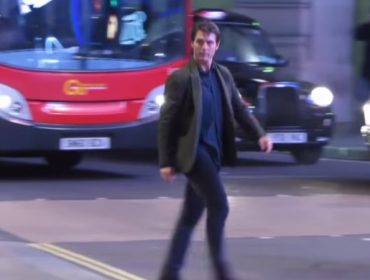 Captan momento en que Tom Cruise casi es impactado por un microbús