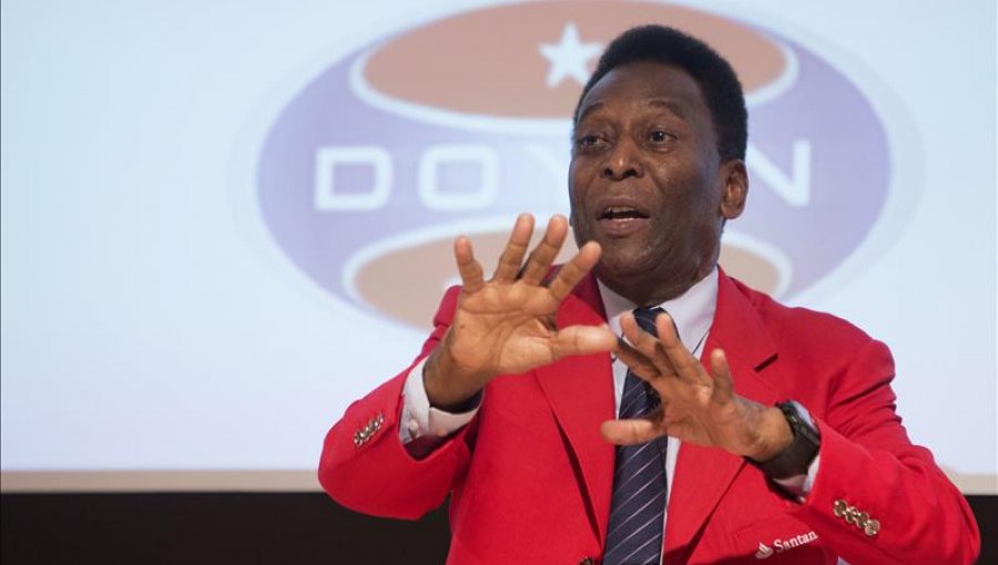 Pelé firma un contrato vitalicio con el Santos