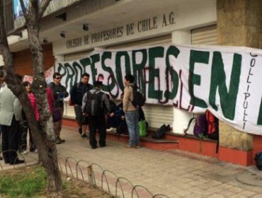 Paro docente: Manifestantes se toman sede central del Colegio de Profesores en jornada clave con el gobierno