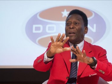 Pelé firma un contrato vitalicio con el Santos