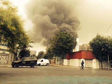 Violento incendio se registró entre Porvenir y Fray Camilo Henríquez, en Santiago Centro