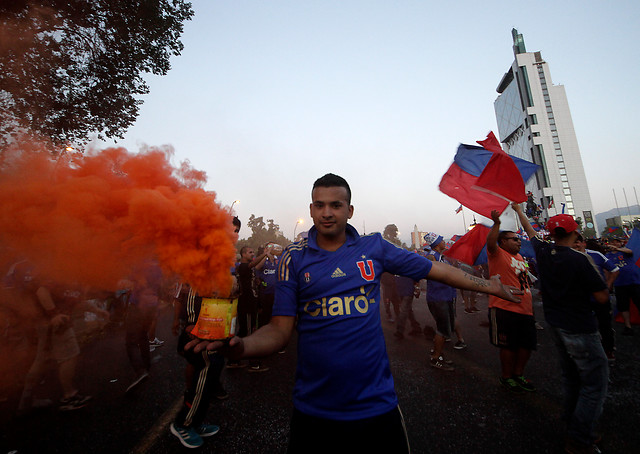 Miles de hinchas de la 'U' celebran en Plaza Italia