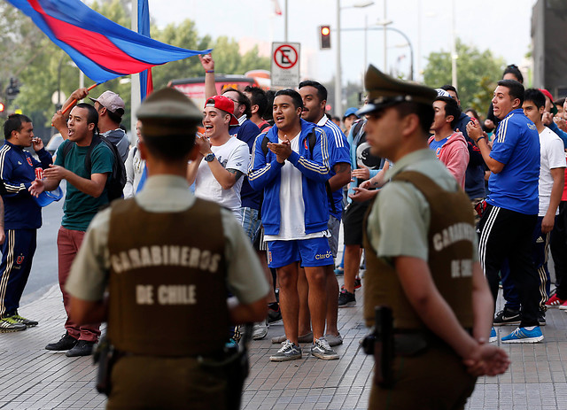 Hinchas de la U de Chile realizan Banderazo en hotel de concentración