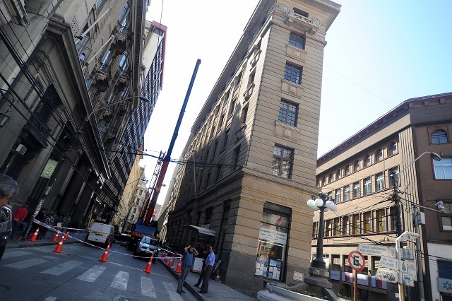 Grúa genera colapso en Valparaíso: Esta atascada en plena calle Prat