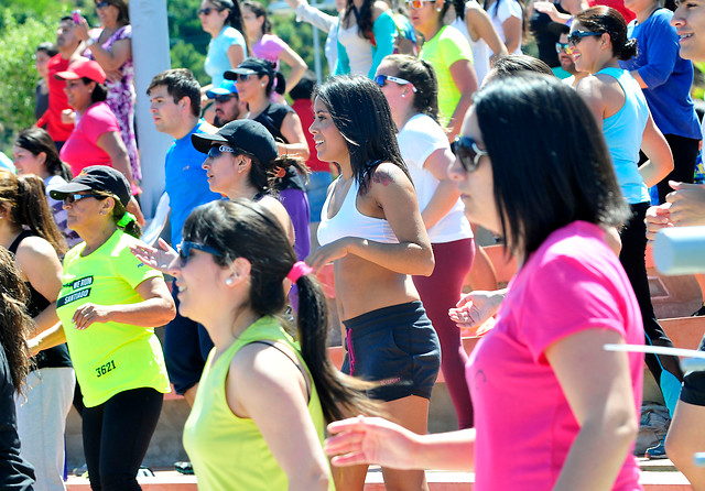 Playa del Deporte reúne a bellas viñamarinas para una clase de Zumba frente al Mar