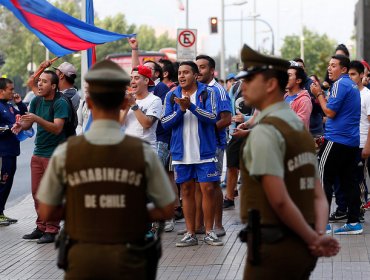 Hinchas de la U de Chile realizan Banderazo en hotel de concentración