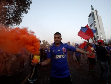 Miles de hinchas de la 'U' celebran en Plaza Italia