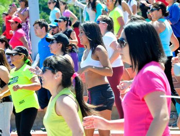 Playa del Deporte reúne a bellas viñamarinas para una clase de Zumba frente al Mar