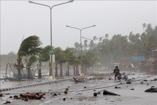 Al menos 3 muertos y 716.000 evacuados en Filipinas por el tifón Hagupit