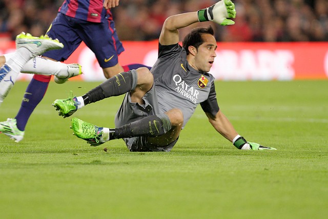 Bravo titular en goleada de Barcelona con tres de Messi