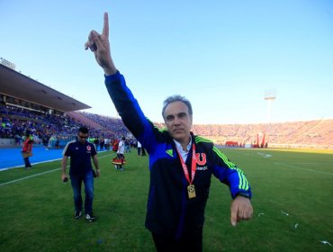 Martín Lasarte es sorprendido con celebración del plantel.