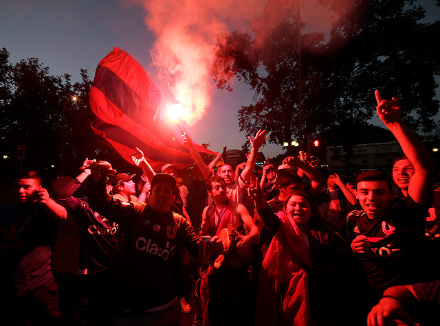 Ve la celebración del título de Universidad de Chile en las calles de Santiago