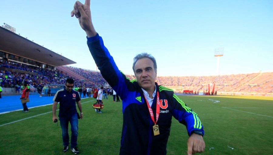 Martín Lasarte es sorprendido con celebración del plantel.