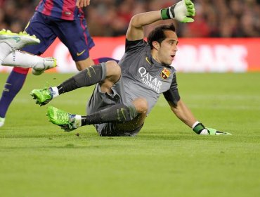 Bravo titular en goleada de Barcelona con tres de Messi