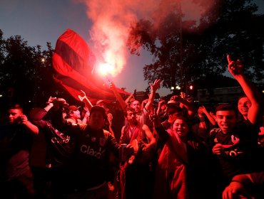 Ve la celebración del título de Universidad de Chile en las calles de Santiago