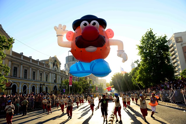 En Imágenes recorre el Paris Parade 2014: Globos gigantes y un tren mágico inundaron la Alameda