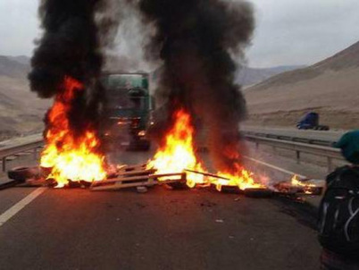 Paro docente: Profesores de Antofagasta instalan barricadas en ruta que dirige al aeropuerto Cerro Moreno