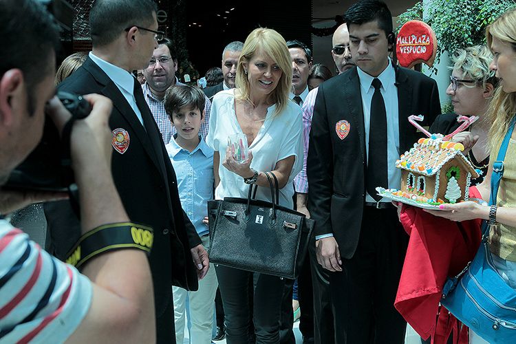 Cecilia Bolocco y Máximo revolucionaron el Mall Plaza Vespucio en fiesta navideña