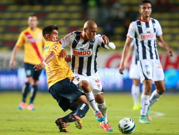 Humberto Suazo sacó sus pertenencias y se despidió de Monterrey