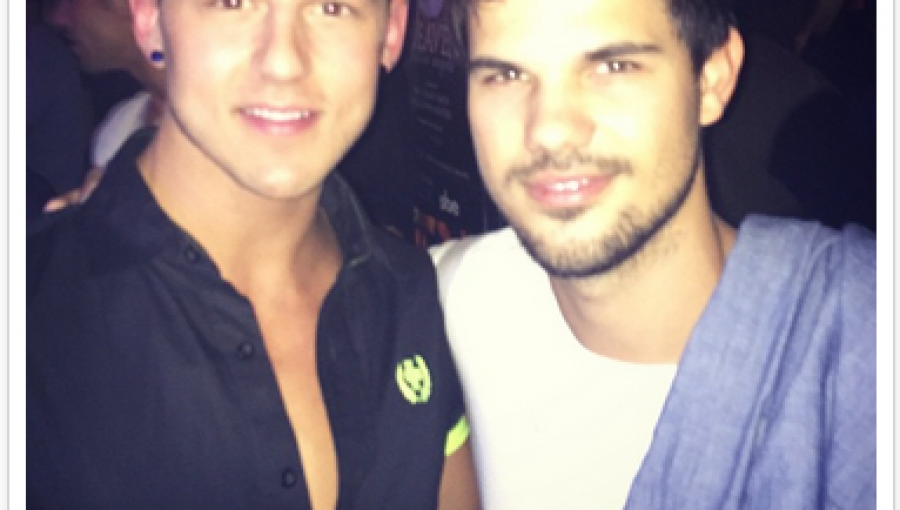 Foto: Guapo actor de "Crepúsculo" es captado en bar gay junto a modelo