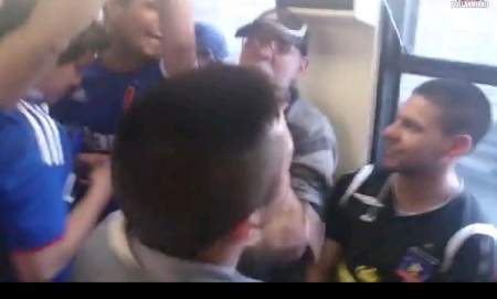 Video: Un desafortunado hincha de Colo Colo sufrió en un viaje en metro lleno de fanáticos de la “U”