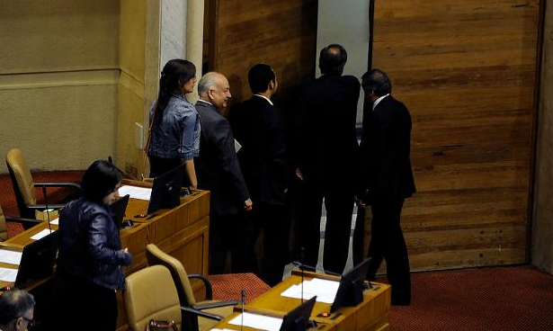 UDI pidió un minuto de silencio por Pinochet y parlamentarios de la Nueva Mayoría abandonaron la sala