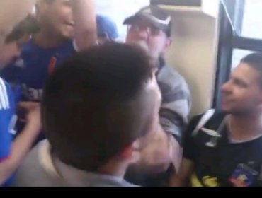 Video: Un desafortunado hincha de Colo Colo sufrió en un viaje en metro lleno de fanáticos de la “U”