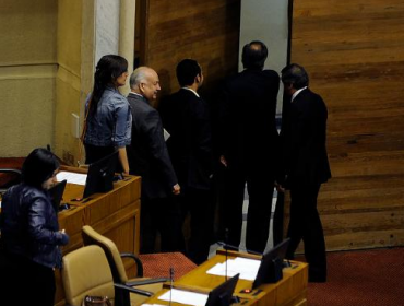 UDI pidió un minuto de silencio por Pinochet y parlamentarios de la Nueva Mayoría abandonaron la sala