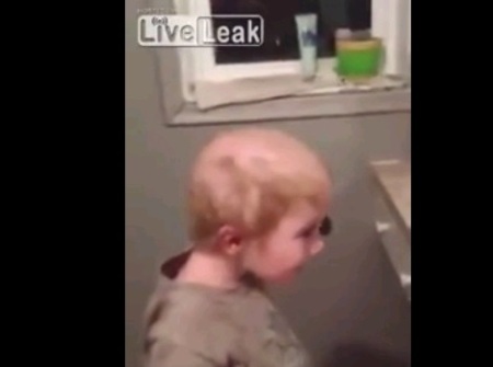 Video: Pobrecito: Pequeño niño pensó que se peinaba cuando en realidad se estaba rapando el pelo