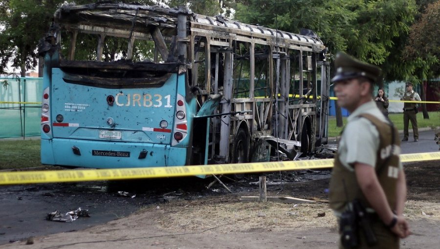 Encapuchados queman autobús en Santiago