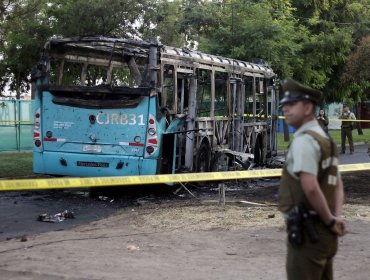 Encapuchados queman autobús en Santiago