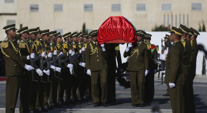 Cientos de personas despiden al ministro palestino muerto en carga israelí