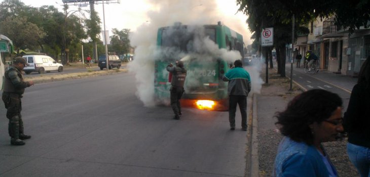 Bus del Transantiago se incendia en Las Rejas