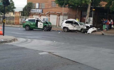 Conductor chocó contra una patrulla de carabineros y quedó con riesgo vital