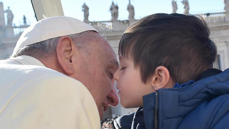 El tierno consuelo del Papa a un niño que lloraba por la muerte de su perro