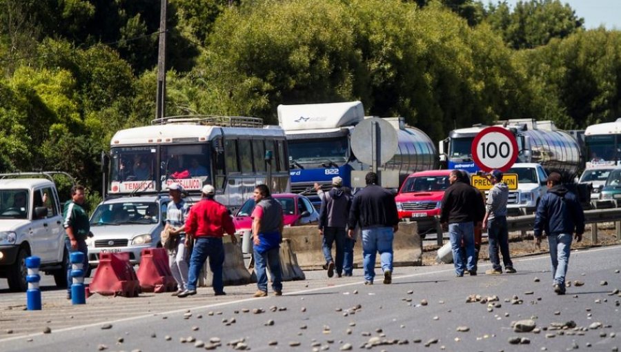 Foto: Con un furgón de Carabineros volcado termina protesta de pescadores en Quepe