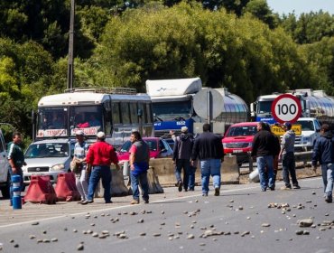 Foto: Con un furgón de Carabineros volcado termina protesta de pescadores en Quepe