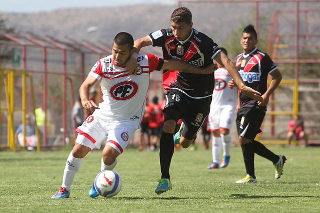 Primera B: U. San Felipe derrotó en la agonía a Curicó y sigue como líder