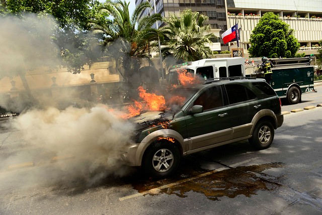 Gran expectación causó incendio de un Jeep en plena Alameda