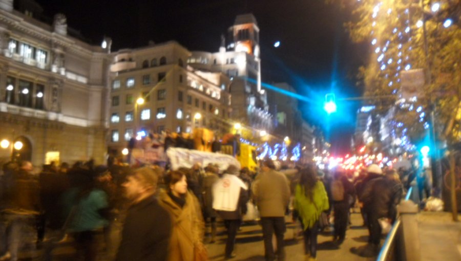 Miles de personas celebran Día de la Democracia en Buenos Aires pese a lluvia