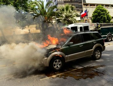 Gran expectación causó incendio de un Jeep en plena Alameda