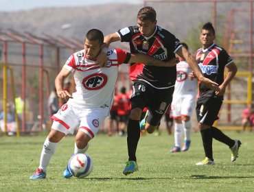 Primera B: U. San Felipe derrotó en la agonía a Curicó y sigue como líder