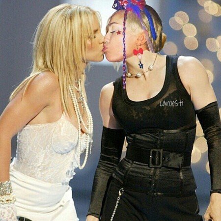 Foto: Miley Cyrus “se besó” a lo Madonna con Britney Spears y compartió la imagen en Instagram