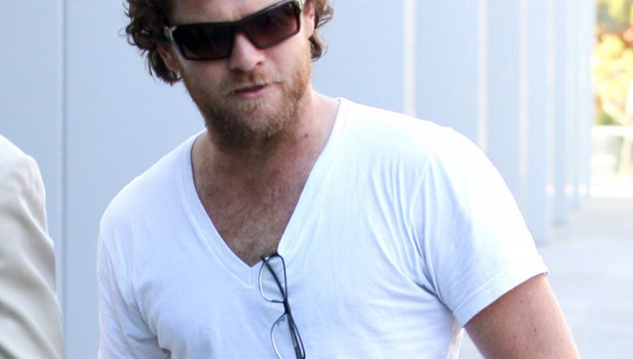 Sam Worthington cree que los paparazzi 'asumen riesgos' al hacer su trabajo